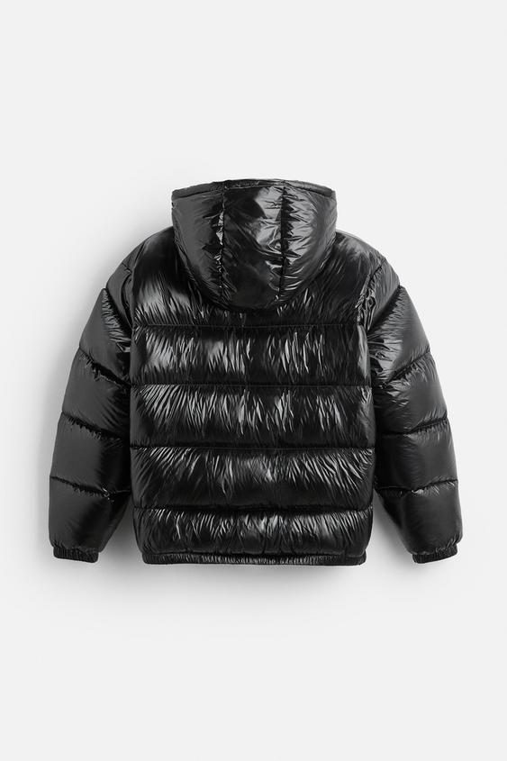 Warme, schwarze Unisex Daunenjacke Aspen. Ideal als Winterjacke oder lässige Freizeitjacke.