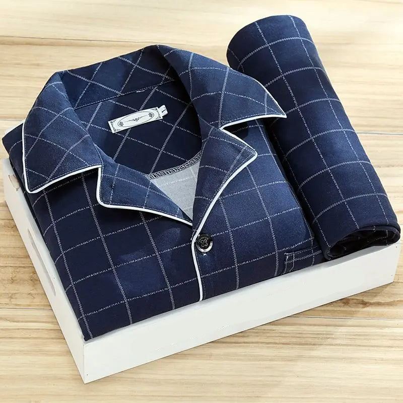 Entspannendes Herren Pyjama Set, ideal als Loungewear und Schlafanzug. Ganzjährig bequemer Hausanzug.