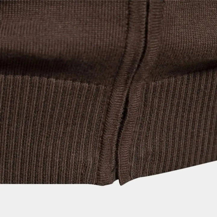 Dunkelgrüne Herren Strickjacke, Reißverschluss Pullover, eleganter Look für Herrenmode.