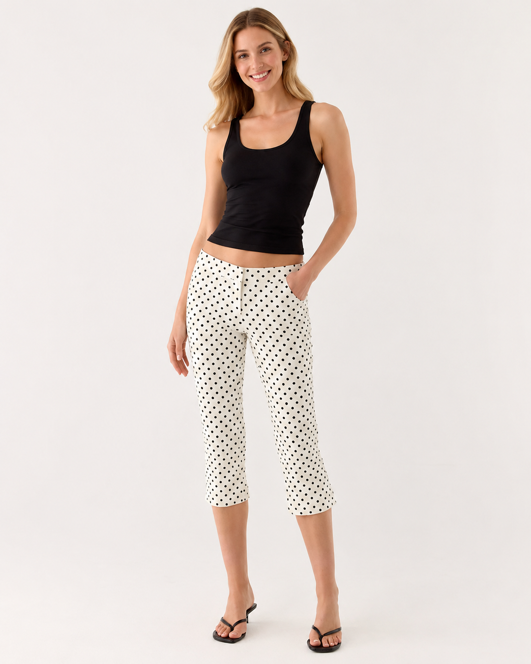 Damenhose im Slim Fit, schwarz-weißes Punktmuster, ideale Länge für warme Tage, modisch und leicht.