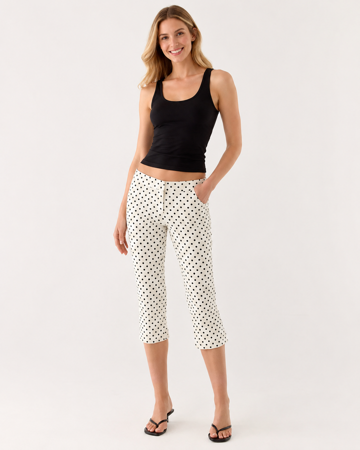 Damenhose im Slim Fit, schwarz-weißes Punktmuster, ideale Länge für warme Tage, modisch und leicht.