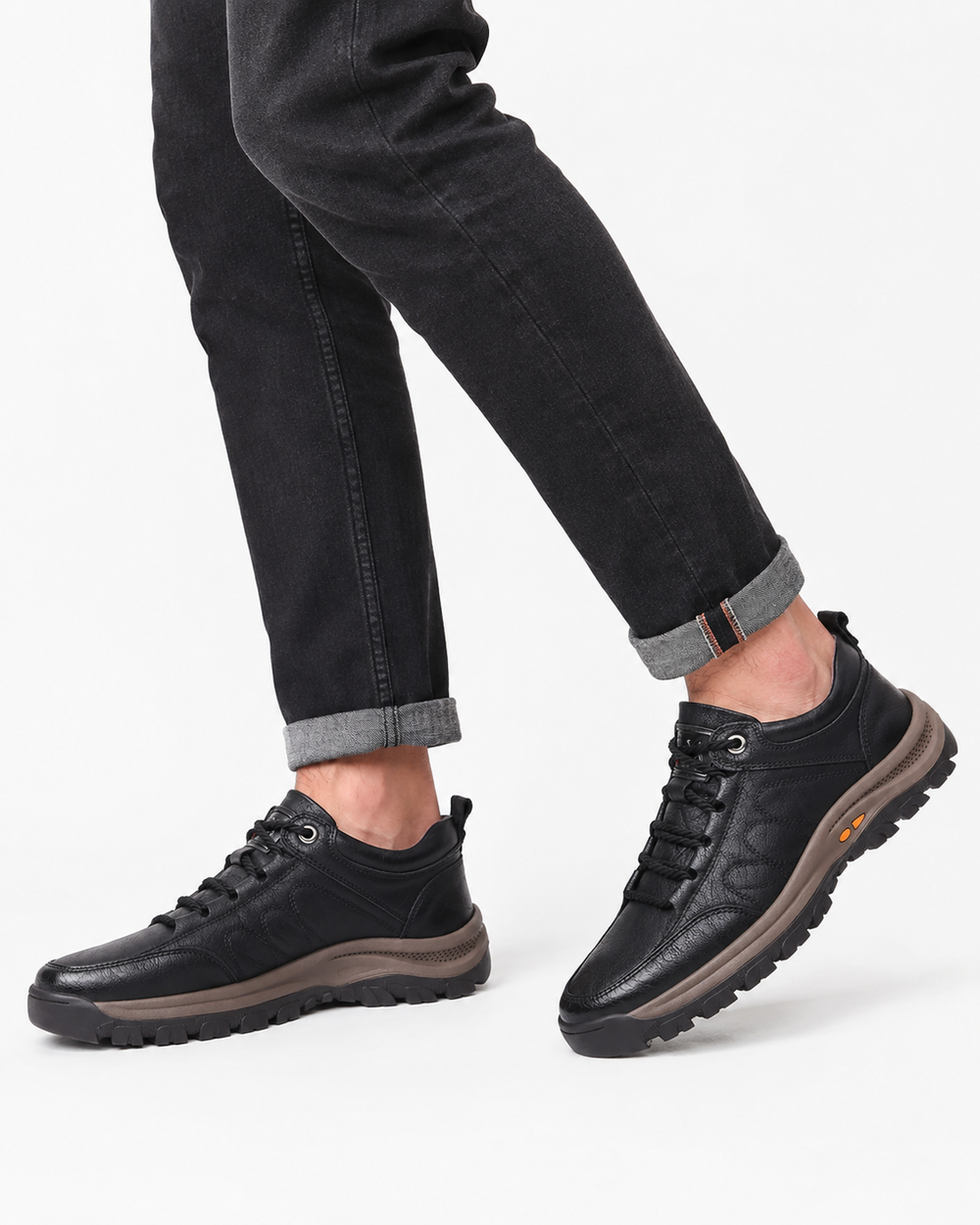 Rutschfeste Herren Outdoorschuhe mit Schnürung, ideal für Wanderwege und jedes Gelände. Komfortable und strapazierfähige Trekkingschuhe.
