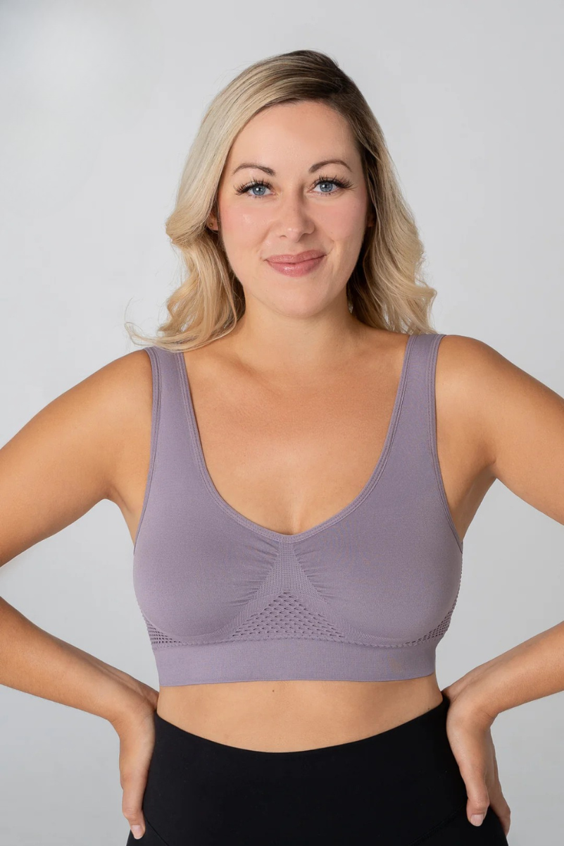 Model trägt atmungsaktiven Damen BH: Ultimativer Sommer-Komfort, unsichtbar unter Kleidung, voller Support.