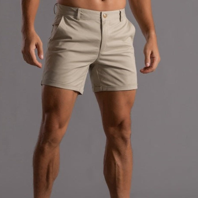 Herren Slim-Fit Chino-Shorts in neutraler Farbe, perfekt geschnitten für stilvolle Sommeroutfits. Bequem & modern.