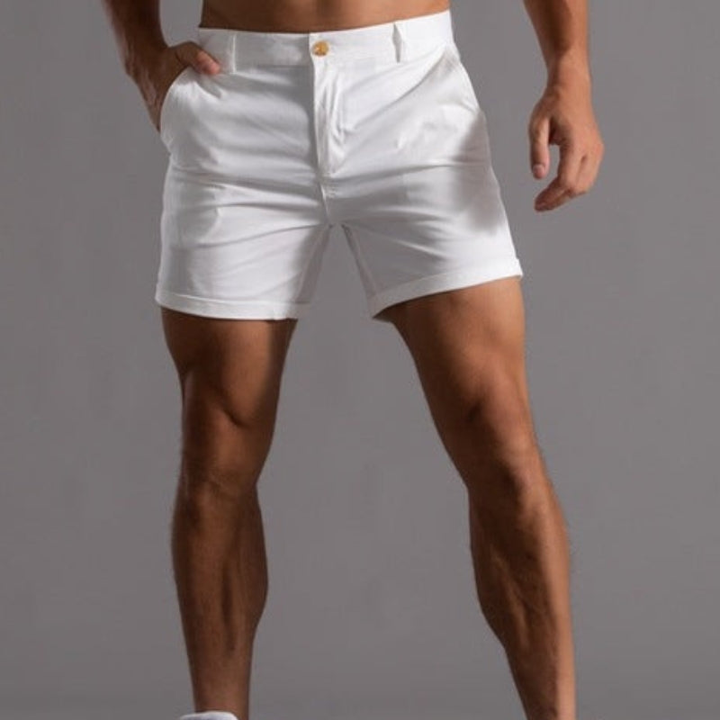 Nahaufnahme einer bequemen Herren Chino-Shorts in sommerlicher Passform; ideal für Freizeit und urbane Herrenmode.