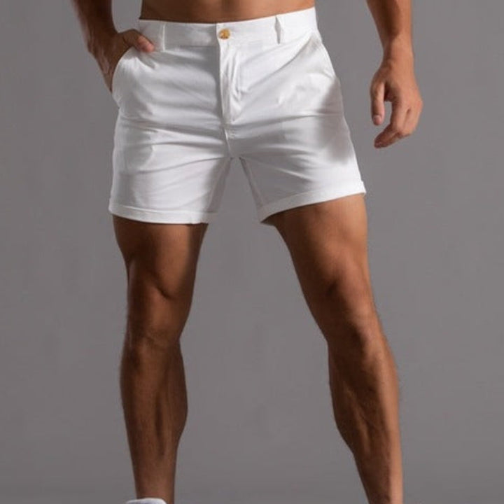 Nahaufnahme einer bequemen Herren Chino-Shorts in sommerlicher Passform; ideal für Freizeit und urbane Herrenmode.