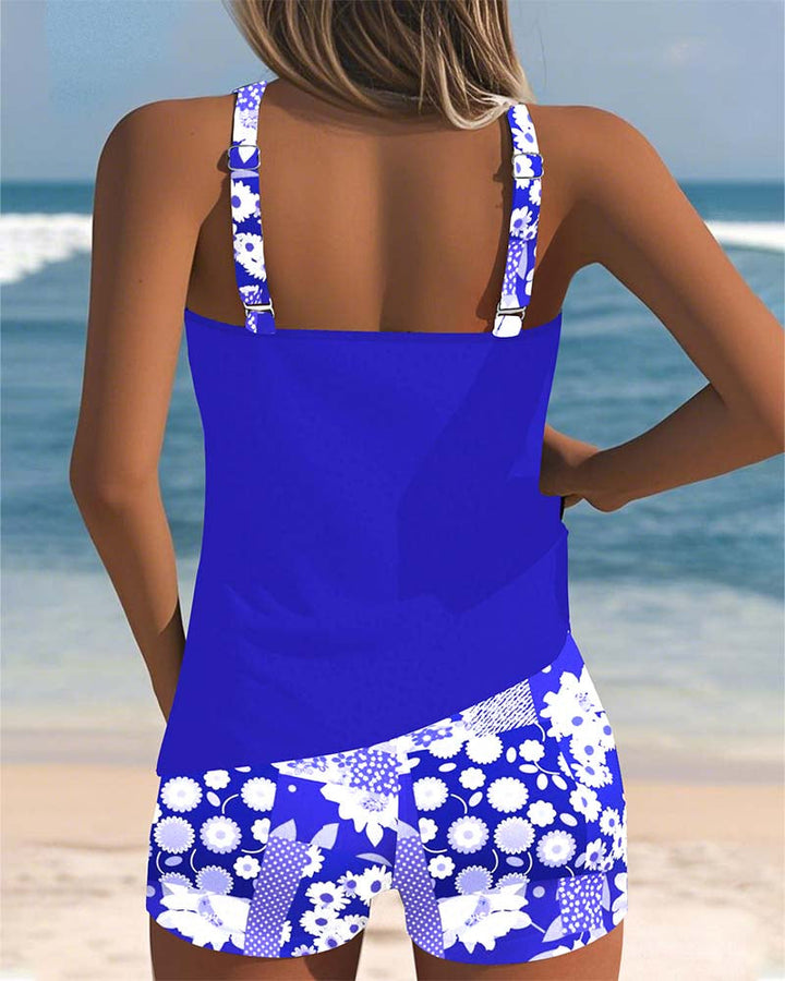 Rückenansicht des zweiteiligen Damen Badeanzugs. Elegantes Blumenmuster für Strand und Pool.