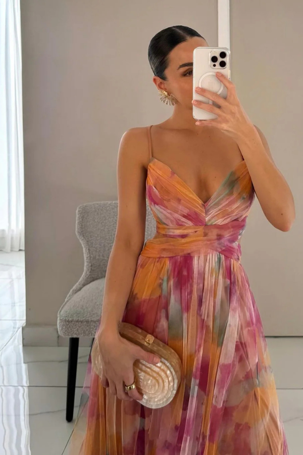 Luftiges, elegantes grünes Sommerkleid mit Falten, ideal für entspannte Tage oder besondere Anlässe.