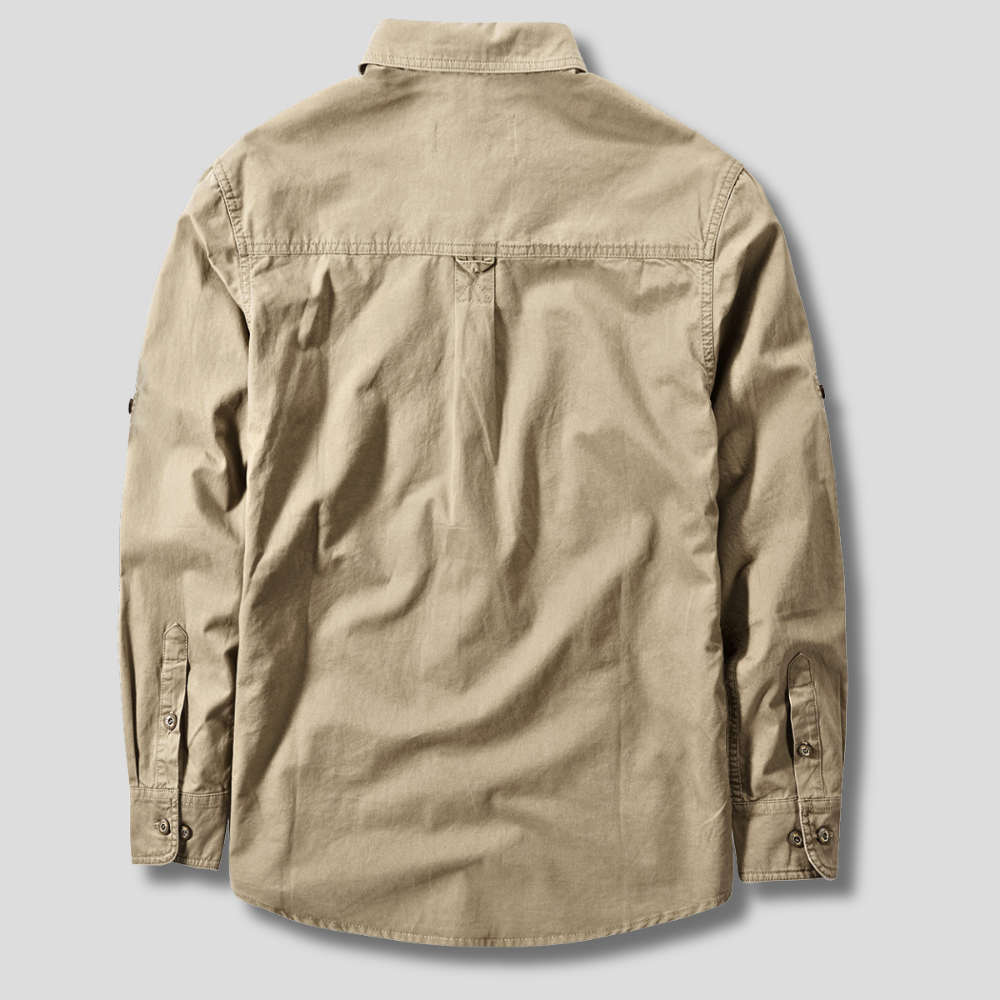 Detailansicht: Funktionales Herren-Cargohemd mit aufgesetzten Brusttaschen. Hochwertiges Material für Herrenmode.