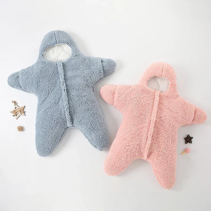 Niedlicher Seestern Babyschlafanzug, weich und atmungsaktiv, für angenehmen Schlaf.