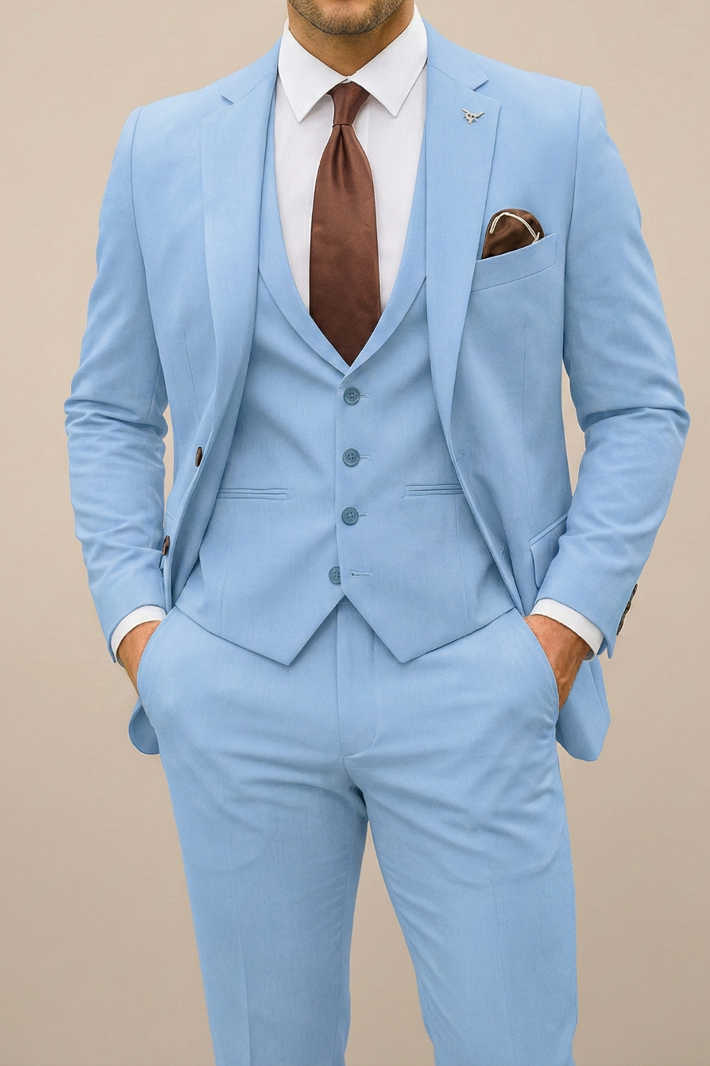 Hellblauer Herren Dreiteiler Anzug mit Sakko, Weste & Hose. Modernes Sommeroutfit für Herrenmode.