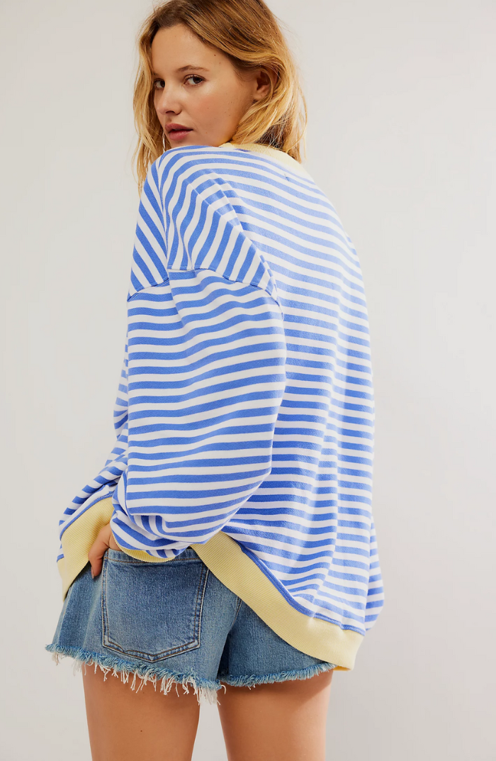 Nahaufnahme eines weichen, gestreiften Damen Strickpullovers. Perfektes Herbst-Oberteil für Damen.