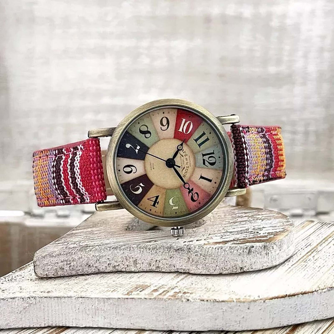 Nahaufnahme der Unisex Retro-Uhr. Denim-Zifferblatt, Canvas-Armband, Vintage-Stil, präzises Quarzwerk.