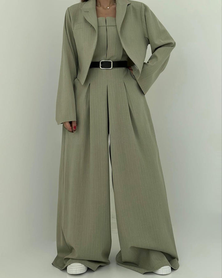 Casual Chic Damen Set: Trägerloses Top, kurze Jacke und weite Hose. Ideal für Alltagslook und elegante Momente.