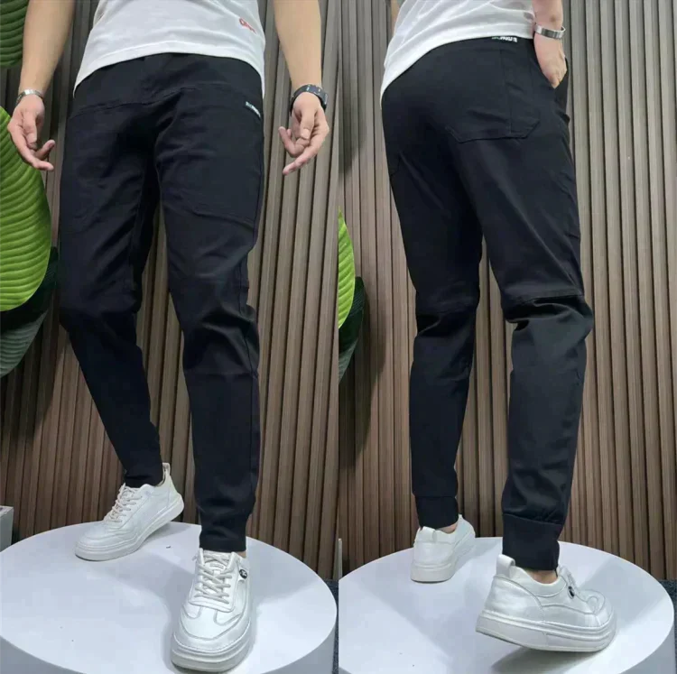 Vielseitige schwarze Herren Cargo Hose mit Stretch-Anteil. Perfekt als bequeme Ganzjahreshose für Herrenmode.