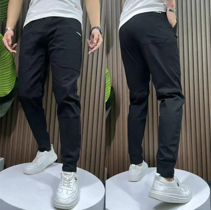 Vielseitige schwarze Herren Cargo Hose mit Stretch-Anteil. Perfekt als bequeme Ganzjahreshose für Herrenmode.