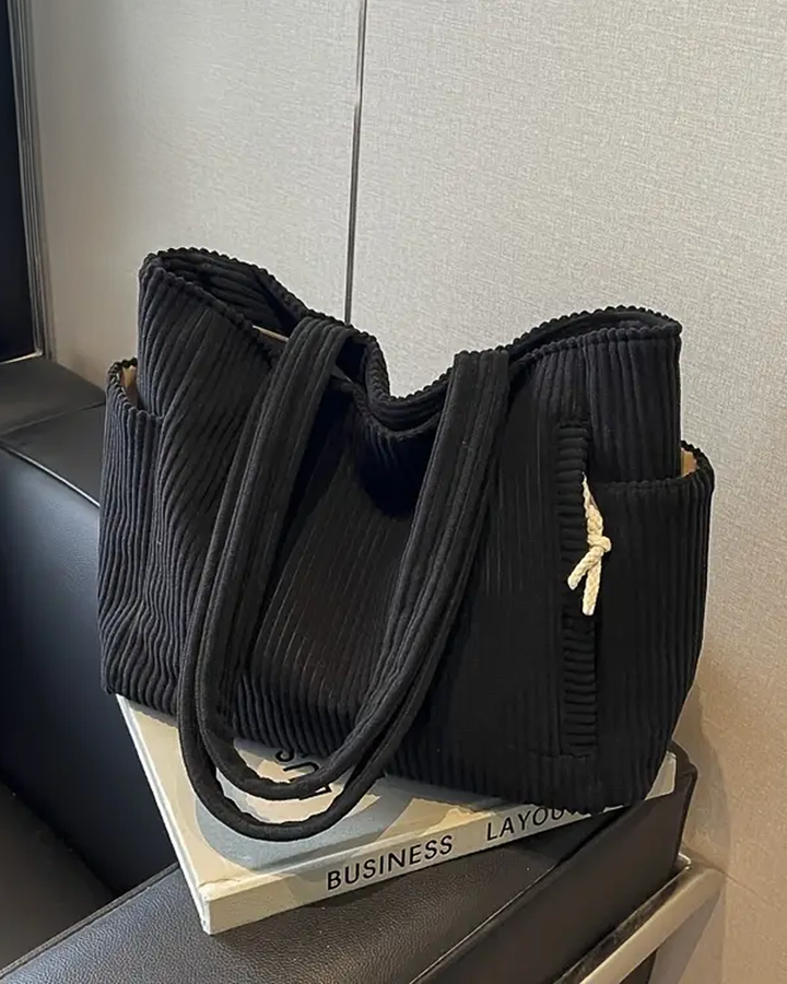 Detailansicht der gerippten Oberfläche und des eleganten Kordel-Details dieser Damen Tragetasche.