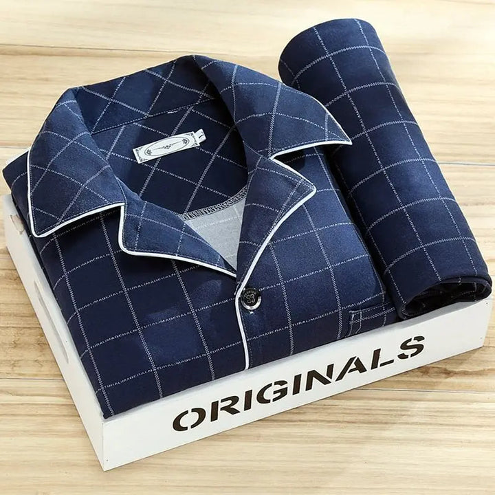 Komfortabler Herren Schlafanzug mit elegantem Streifenmuster, weiche Loungewear für Herren zu Hause.