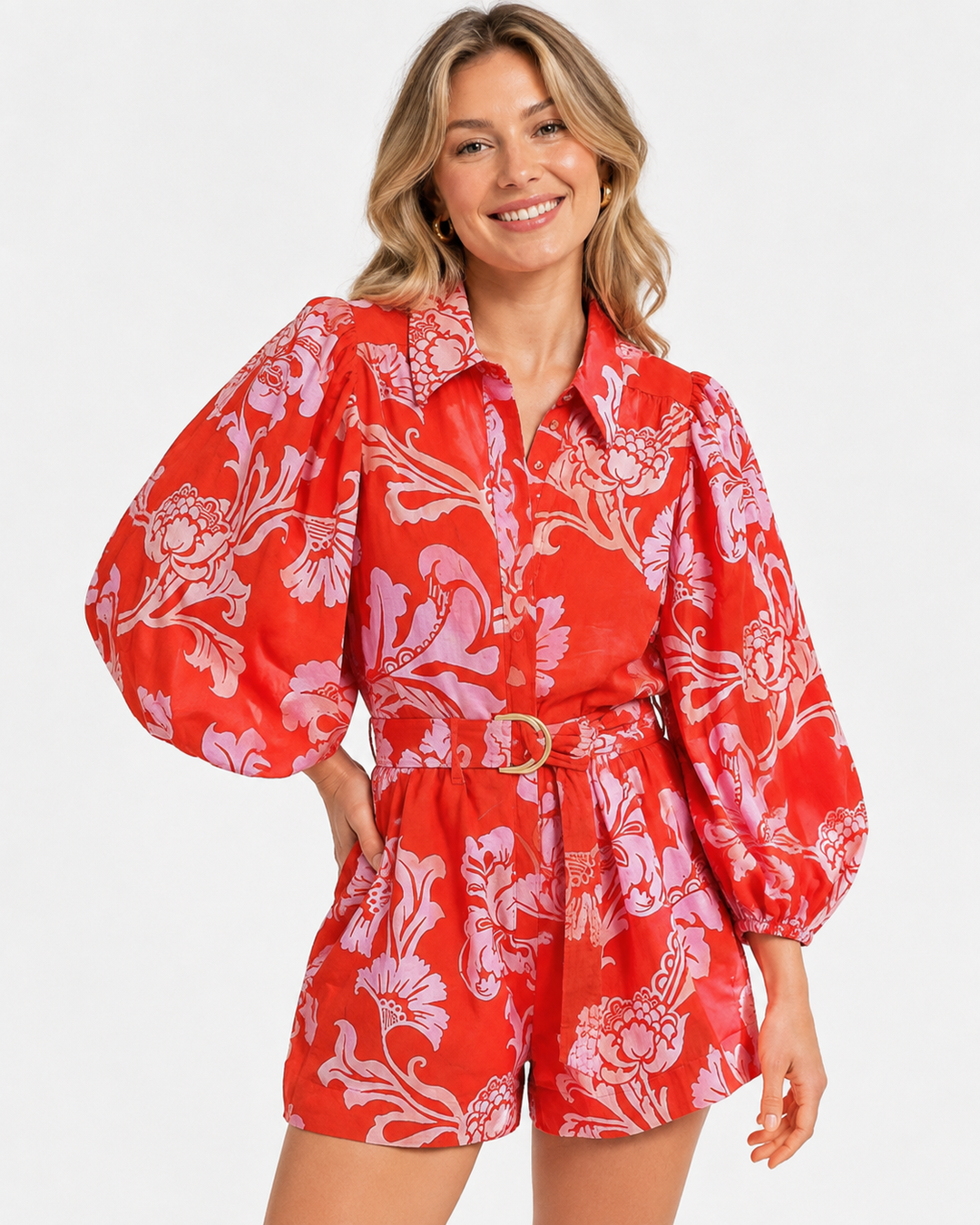 Roter Damen Jumpsuit mit auffälligem Druck, Ballonärmeln. Ideal für Sommer & Urlaub, lässig elegant.