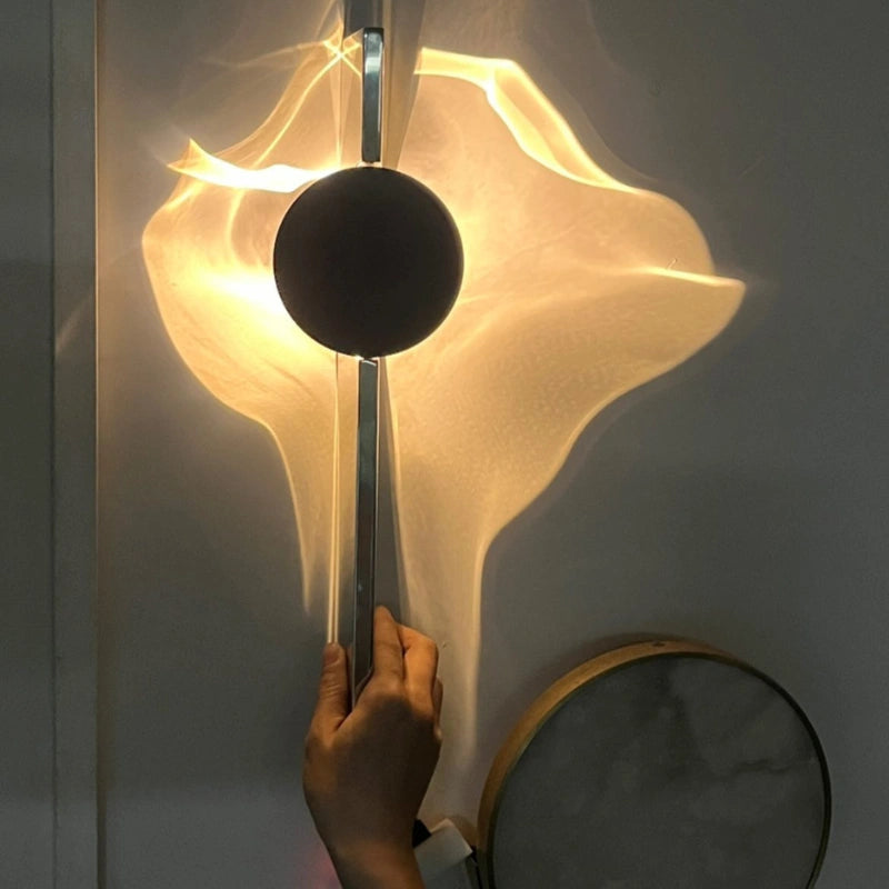 Elegante Schlafzimmer-Wandleuchte, LED, mit sanftem Licht und künstlerischen Schatteneffekten.