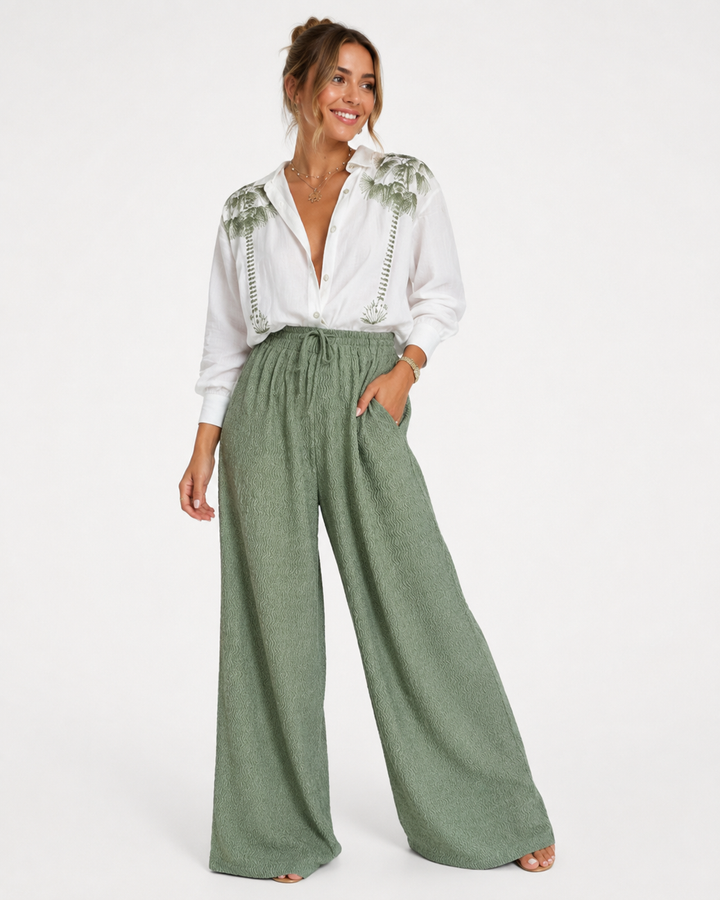 Eleganter Damen Zweiteiler mit floralem Blumenmuster. Langarm-Bluse und Hose, perfekt für Sommer & Urlaub.