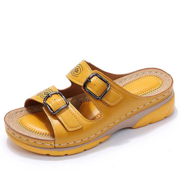 Orthopädische Bequemschuhe für Damen mit verstellbaren Klettverschlüssen und Fersenriemen.