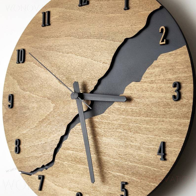 Elegante Holz Wanduhr Nuvoro, zeitloses Design für modernes Wohnzimmer. Rustikale Holzmaserung, minimalistisches Zifferblatt.