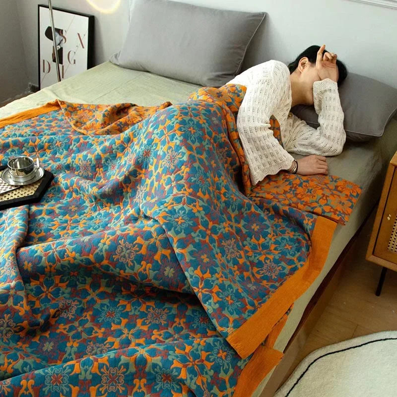 Gemütliche, nachhaltige sechslagige Baumwoll-Decke in Orange-Blau. Perfekter Quilt für Ihr Schlafzimmer.