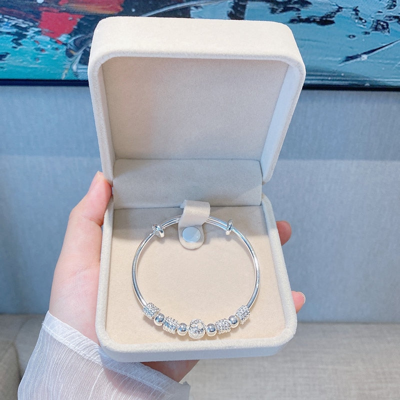 Detailaufnahme: 925 Silber Damenarmband mit schimmernden Glücksperlen. Hochwertiger, hypoallergener Armschmuck.