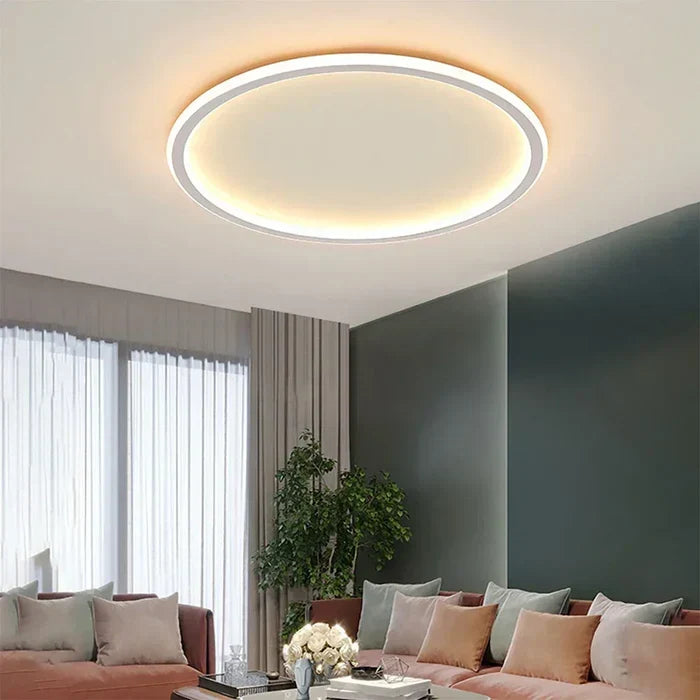 Energieeffiziente runde LED-Deckenlampe im skandinavischen Stil, helle Beleuchtung.