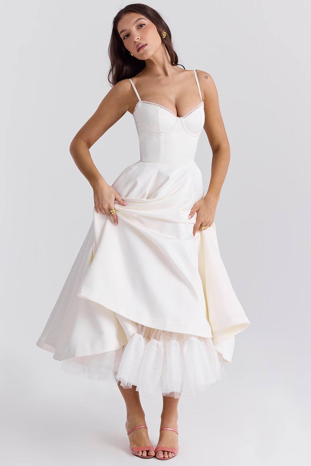 Fließendes, elegantes Midi Kleid für Damen, das sich schön bewegt, perfekt für eine Party.