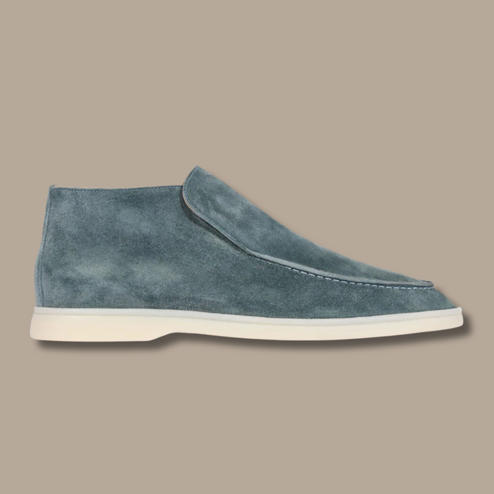 Klassische Alden Loafers aus Wildleder, Vorderansicht der schlanken Zehenpartie, modisch & komfortabel.