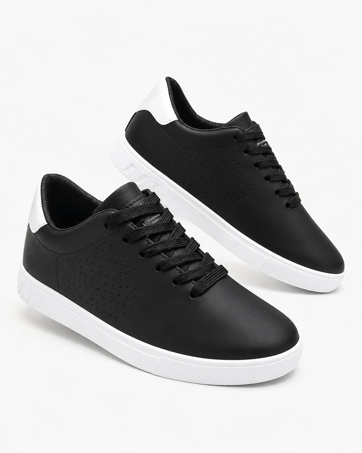 Klassische weiße Herren-Sneakers, bequeme Schnürschuhe für zeitlosen Casual-Look und urbanen Sommer-Style.