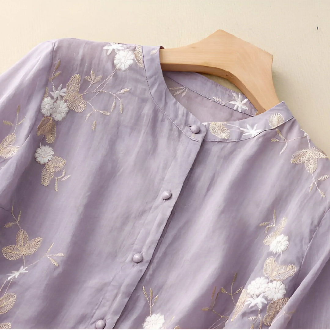 Damen Sommer-Top mit hübscher Blumenstickerei auf Kleiderbügel, leichtes und modisches Oberteil.