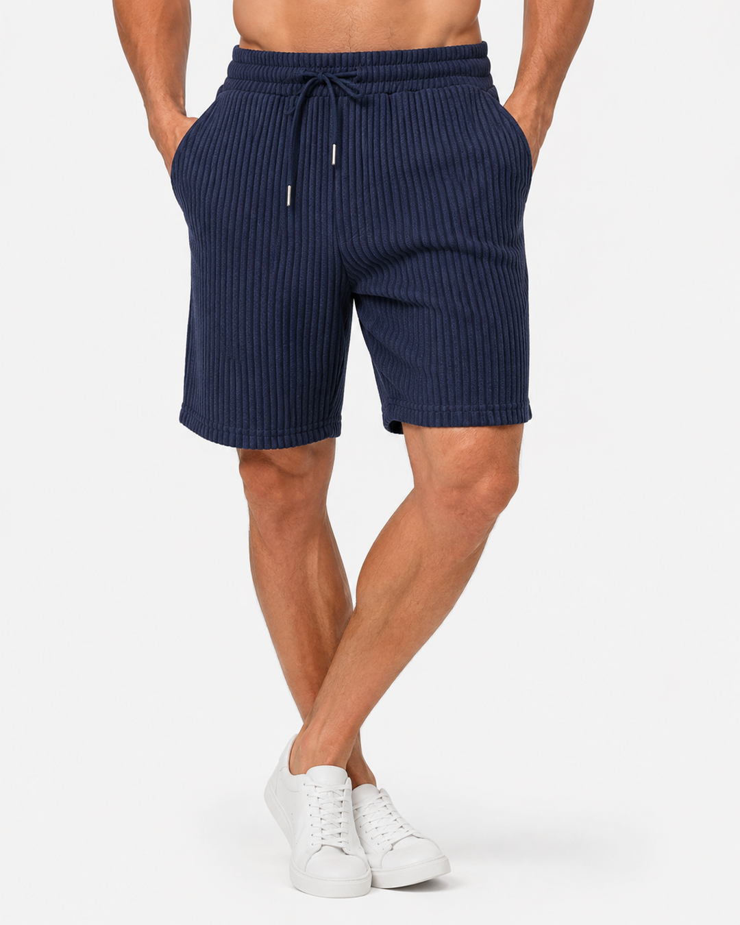 Rückenansicht der eleganten Herren Strandshorts. Komfortable Freizeithose mit stilvollem Schnitt für den Sommer.