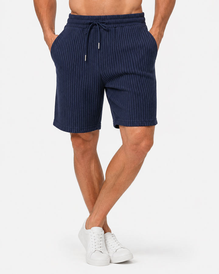Rückenansicht der eleganten Herren Strandshorts. Komfortable Freizeithose mit stilvollem Schnitt für den Sommer.