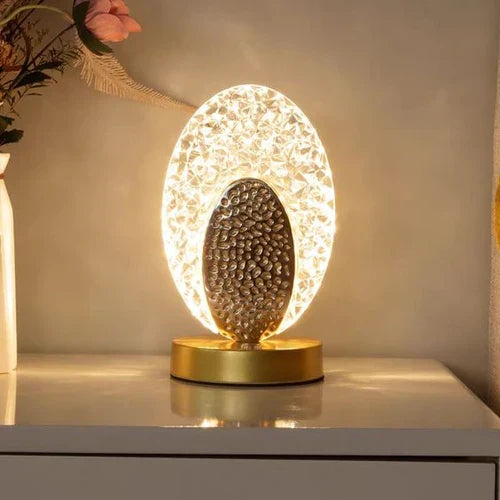 Luxuriöse Pfau Tischlampe mit einstellbarer LED-Beleuchtung, elegantes Design für Wohn- oder Schlafzimmer.