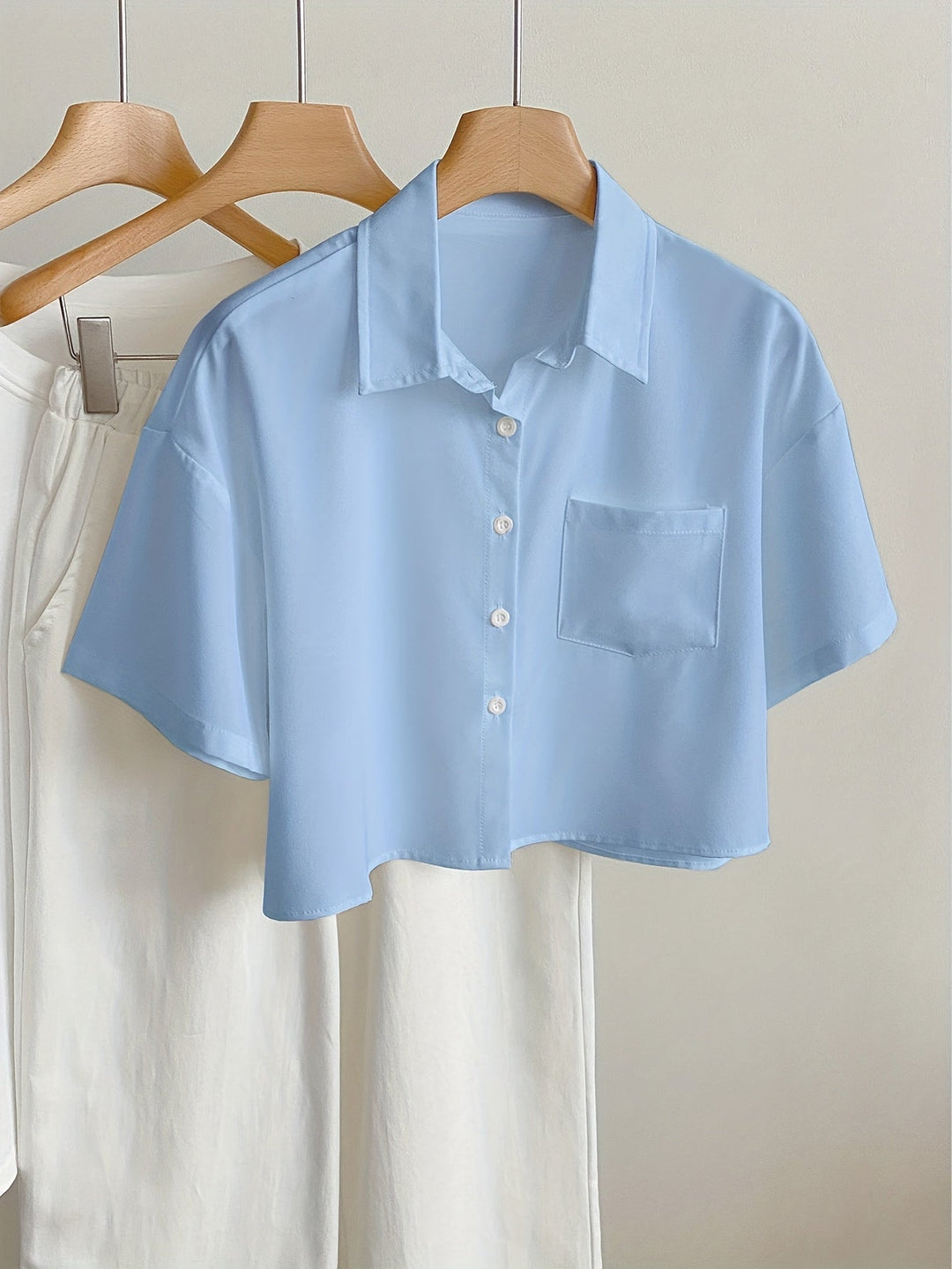 Elegante, farbige Cropped Bluse für Damen mit stilvollem Kragen, ideal für Alltag & Urlaub.