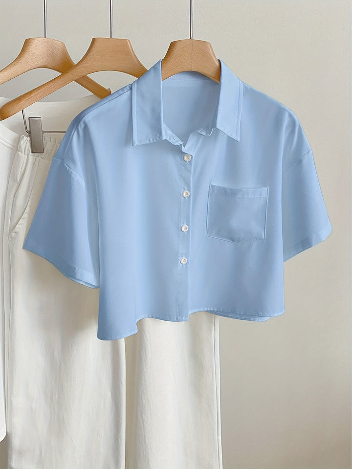 Elegante, farbige Cropped Bluse für Damen mit stilvollem Kragen, ideal für Alltag & Urlaub.