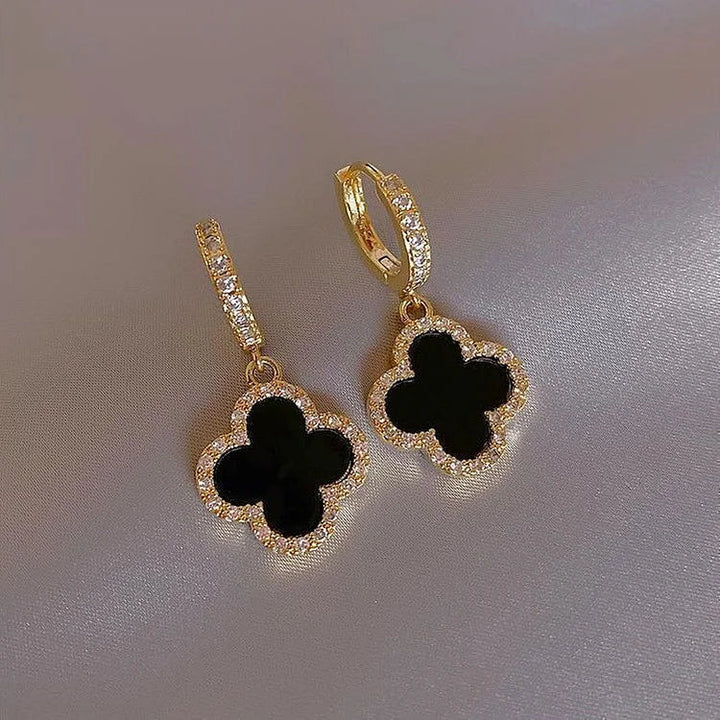 Grüne Kleeblatt-Ohrstecker für Damen, symbolisieren Glück und Stil, eleganter Damenschmuck mit Charme.