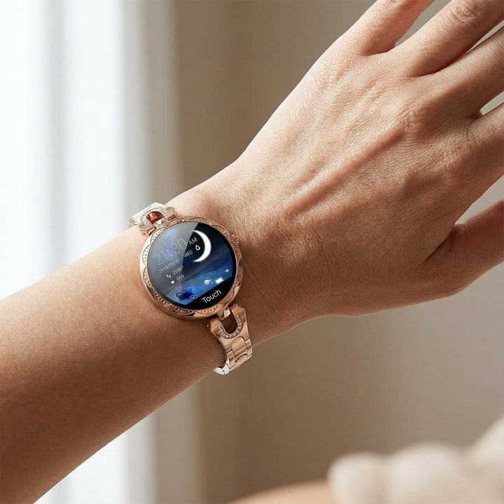 Schicke Damen Smartwatch am Handgelenk, silbernes Gehäuse, klares Display für stilvolle Fitness.