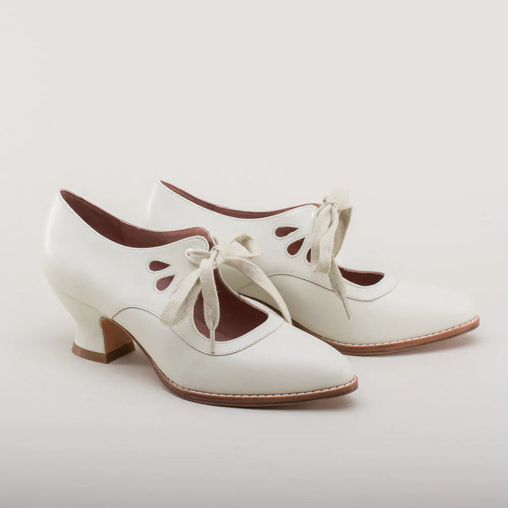 Detailansicht der rutschfesten Sohle und Fußgewölbestütze dieser schwarzen Damen High-Heels.