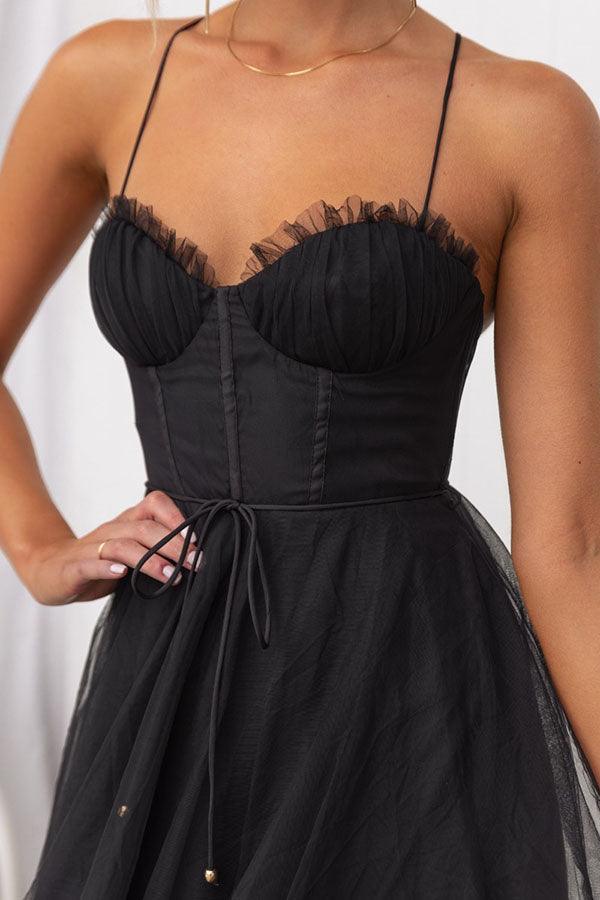 Seitliche Ansicht: Fließendes Damen Maxikleid, ärmellos, knöchellang, elegante Bewegung.
