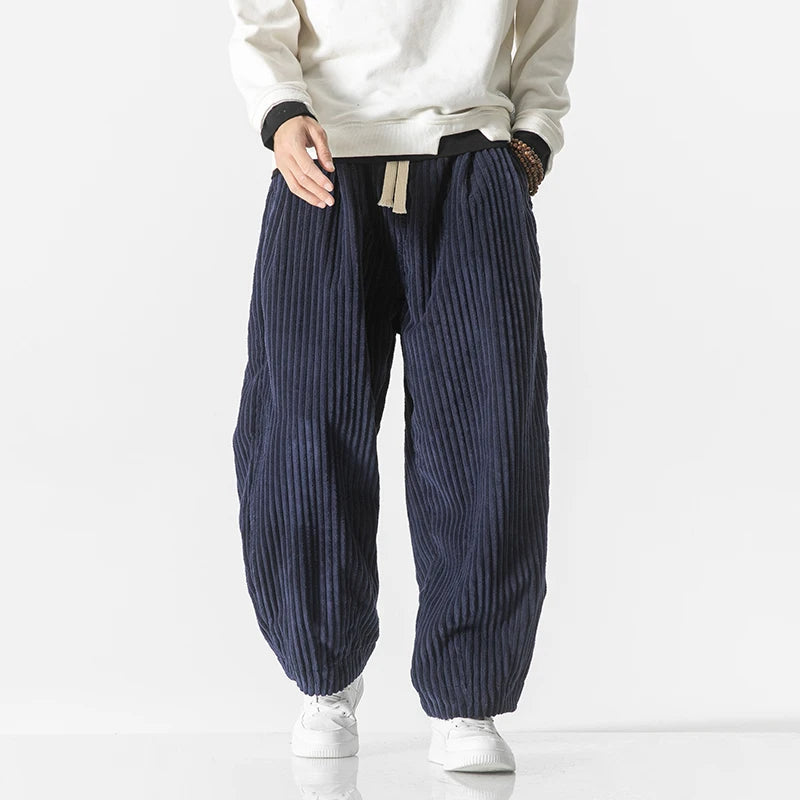Komfortable Herren-Cordhose in Schwarz mit Kordelzug, perfekt als Lounge- oder Alltagshose.