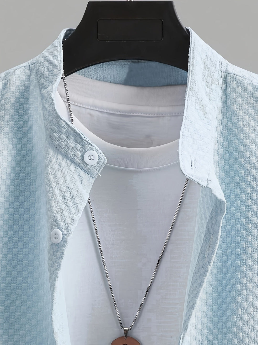 Trendiges kaffeebraunes Herren Kurzarmhemd, ideal für moderne urbane Freizeitlooks.