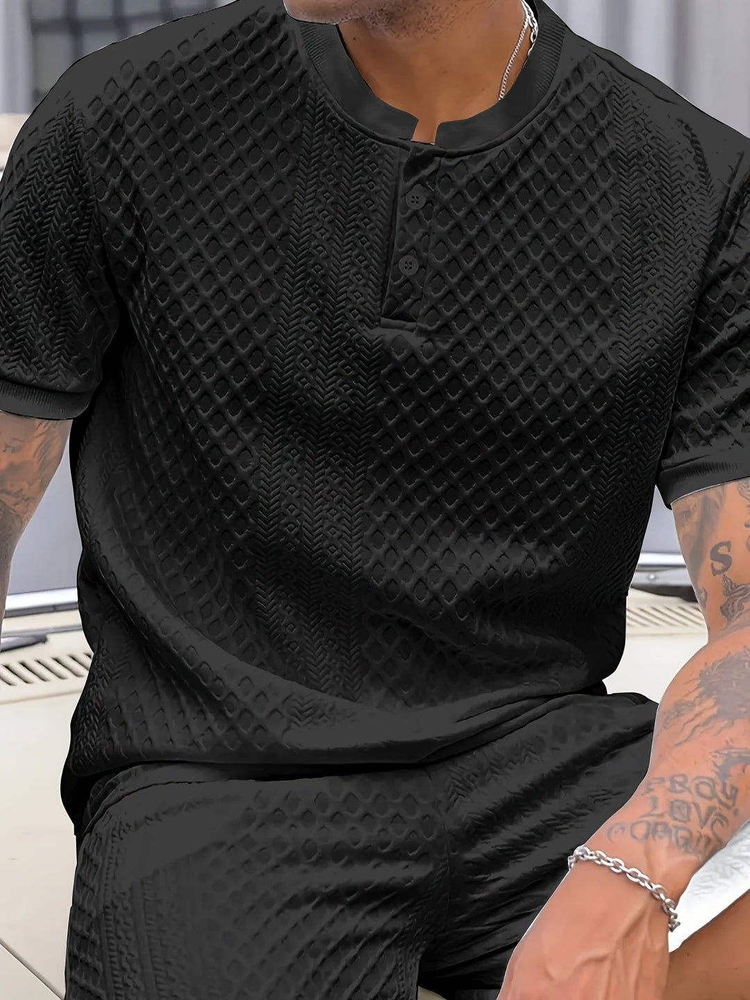 Strukturiertes Kurzarm-T-Shirt für Herren, Teil eines lässigen Sommer Sets mit passenden Shorts.