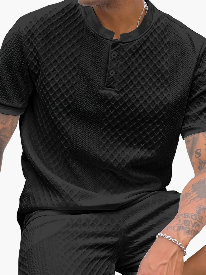 Vielseitiges Herren Freizeit Set. Beinhaltet strukturiertes Kurzarm-T-Shirt und Shorts für warme Tage.