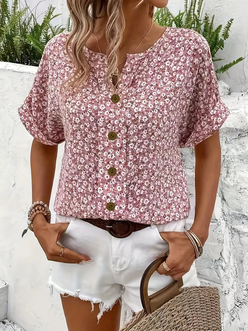 Detailaufnahme der Knopfleiste einer leichten Damen Sommerbluse mit Kurzarm für bequemen Tragekomfort.