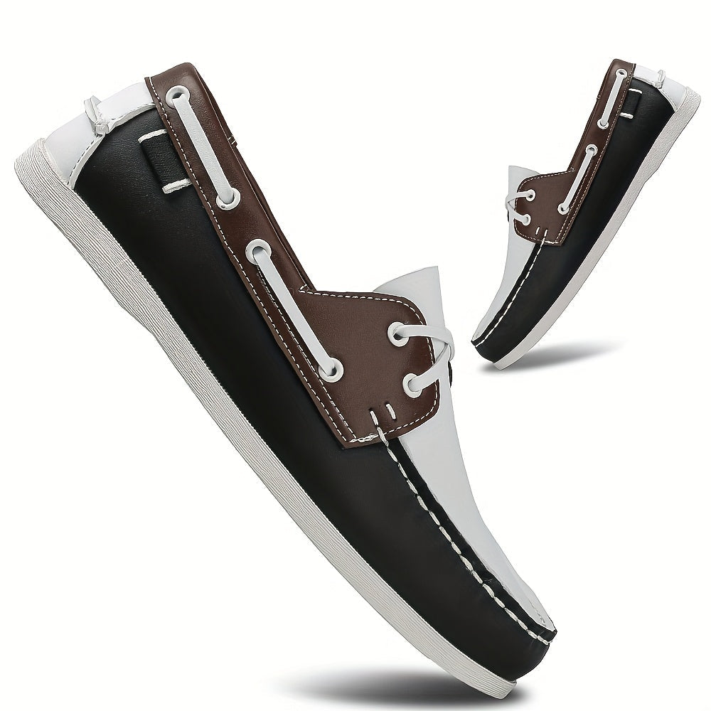 Klassische Herren Bootsschuhe aus Leder mit rutschfester Sohle. Komfortable Slipper zum Segeln.