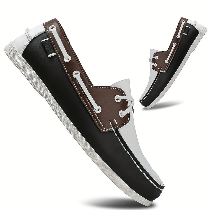 Klassische Herren Bootsschuhe aus Leder mit rutschfester Sohle. Komfortable Slipper zum Segeln.
